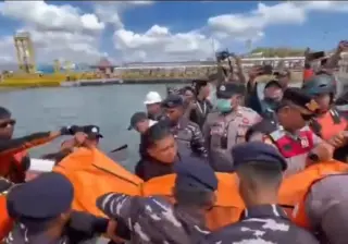 KMP Putri Yasmin Terbakar di Selat Lombok, Evakuasi Penumpang Terkendala Gelombang Tinggi