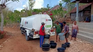 Air Bersih Masih Sulit di Sumenep, Warga Prancak Terima Bantuan 5.000 Liter