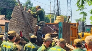 Delapan Bangunan Ditertibkan di Waru, Publik Menunggu Penataan yang Tuntasj
